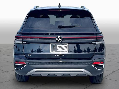 Used 2025 Volkswagen Taos SE w/ Panoramic Sunroof Package FWD image 5