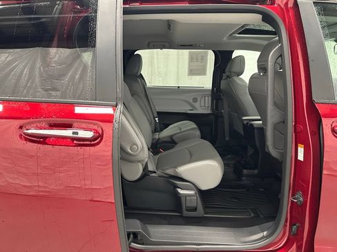 Used 2025 Toyota Sienna XLE AWD/4WD image 56