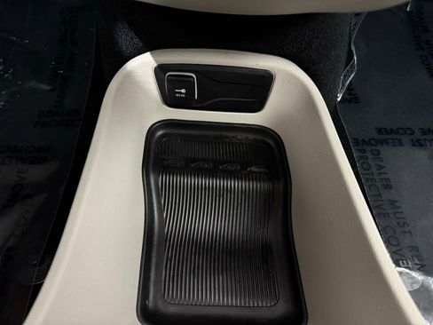 Used 2024 Chrysler Pacifica Touring-L image 38