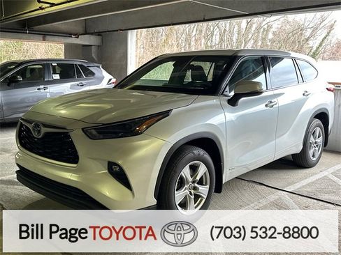 Used 2022 Toyota Highlander LE image 1