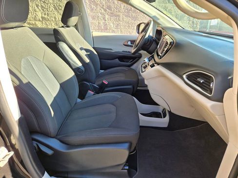 Used 2023 Chrysler Voyager LX FWD image 19