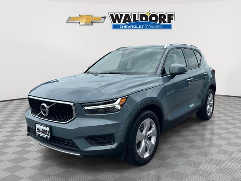 Used 2020 Volvo XC40 T4 Momentum FWD image 3