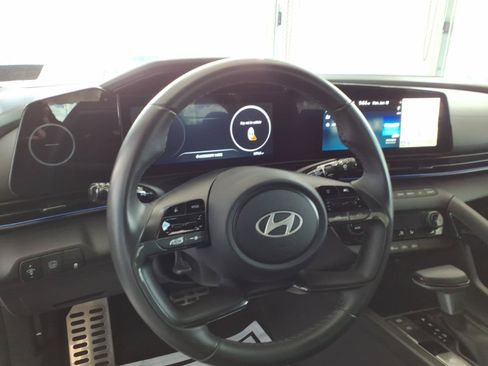 Certified 2025 Hyundai Elantra SEL FWD image 11