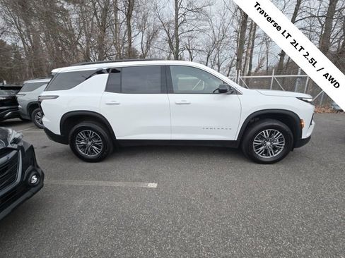 Used 2025 Chevrolet Traverse LT image 7