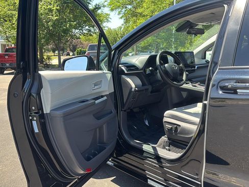 Used 2022 Toyota Sienna LE FWD image 2