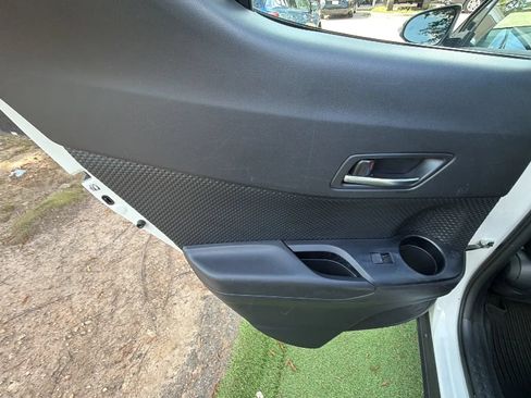Used 2020 Toyota C-HR XLE FWD image 18