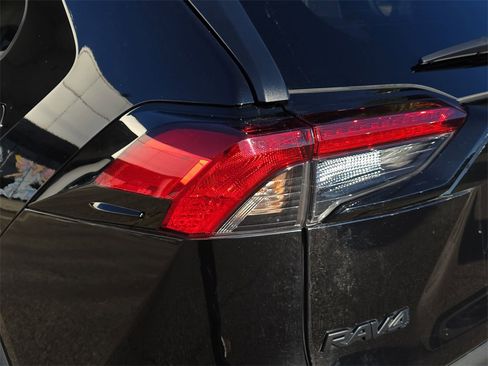 Used 2021 Toyota RAV4 XLE Premium image 33