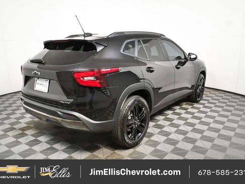 Used 2025 Chevrolet Trax ACTIV w/ Sunroof Package FWD image 3