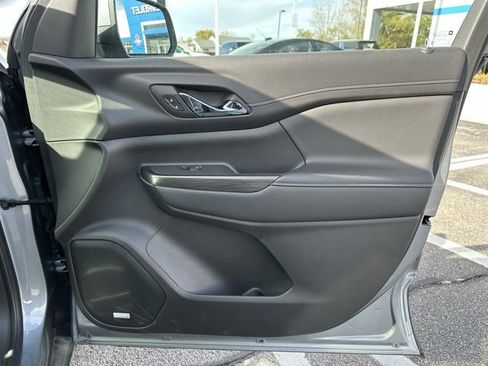 Used 2023 GMC Acadia SLT w/ Technology Package image 9