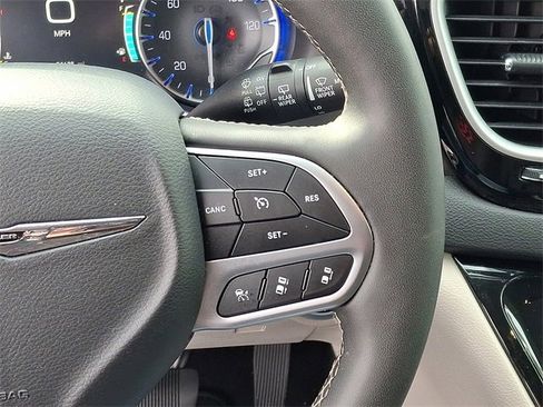 Used 2024 Chrysler Pacifica Touring-L image 21