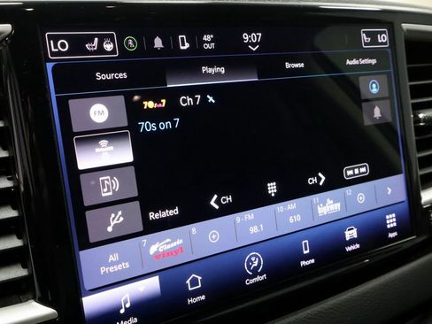 Used 2023 Chrysler Pacifica Touring-L image 3