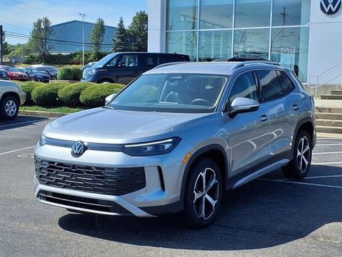 New 2025 Volkswagen Tiguan SE FWD image 2
