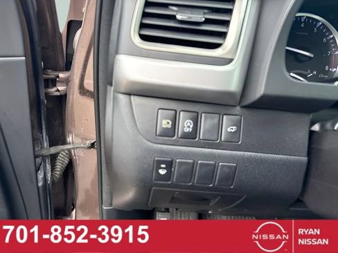 Used 2018 Toyota Highlander XLE AWD/4WD image 14