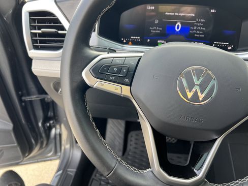 Certified 2025 Volkswagen Taos SE image 18