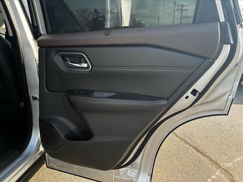 Used 2021 Nissan Rogue SL w/ Premium Package image 18