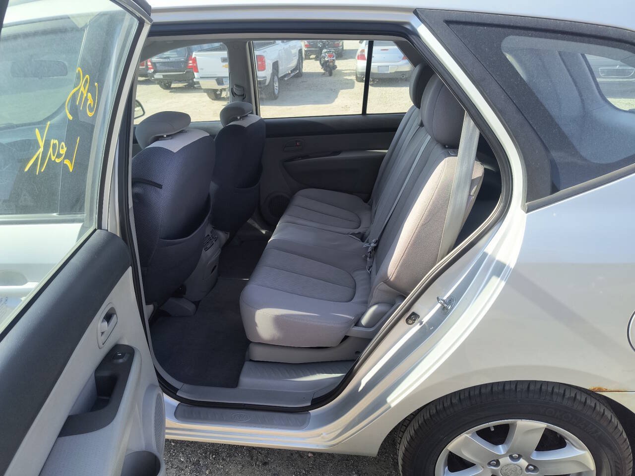 Used 2008 Kia Rondo FWD image 21