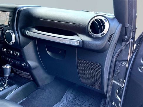 Used 2018 Jeep Wrangler Unlimited Rubicon w/ Connectivity Group AWD/4WD image 19