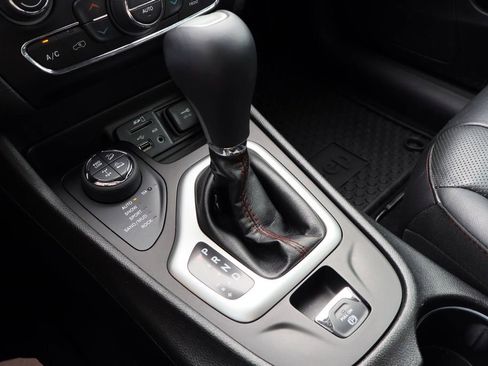 Used 2018 Jeep Cherokee Trailhawk w/ Quick Order Package 27L image 17