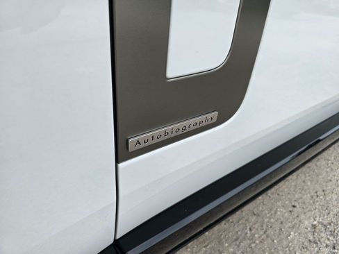 Used 2025 Land Rover Range Rover Long Wheelbase Autobiography AWD/4WD image 12