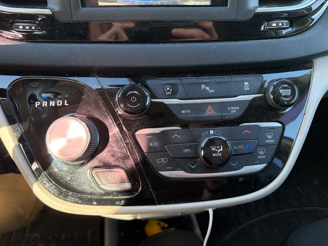 Used 2020 Chrysler Pacifica Touring FWD image 12