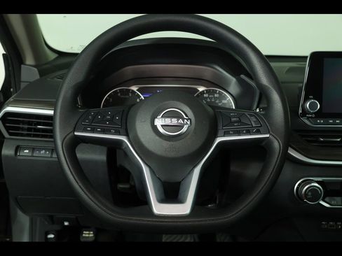 Used 2025 Nissan Altima 2.5 SV FWD image 22