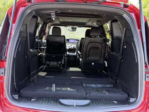 Used 2025 Chrysler Pacifica Limited FWD image 10