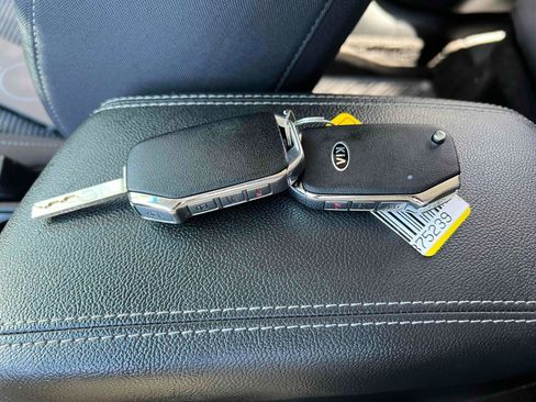 Used 2020 Kia Niro LX FWD image 9