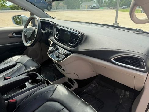 Used 2018 Chrysler Pacifica Limited FWD image 52