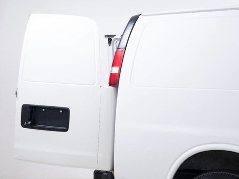 Used 2017 Chevrolet Express 2500 RWD image 58