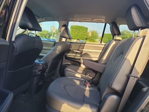 Used 2024 Toyota Grand Highlander Limited AWD/4WD image 18