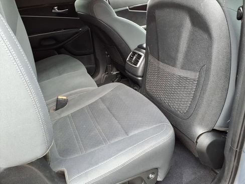 Used 2020 Kia Sorento LX image 10