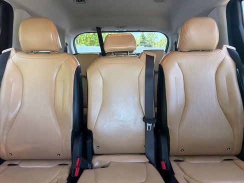 Used 2024 Kia Carnival EX FWD image 51