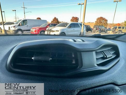 Used 2023 Jeep Renegade Latitude AWD/4WD image 24