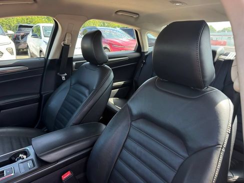 Used 2017 Ford Fusion SE w/ Fusion SE Technology Package FWD image 10