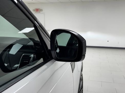 Used 2017 Land Rover Discovery HSE image 32