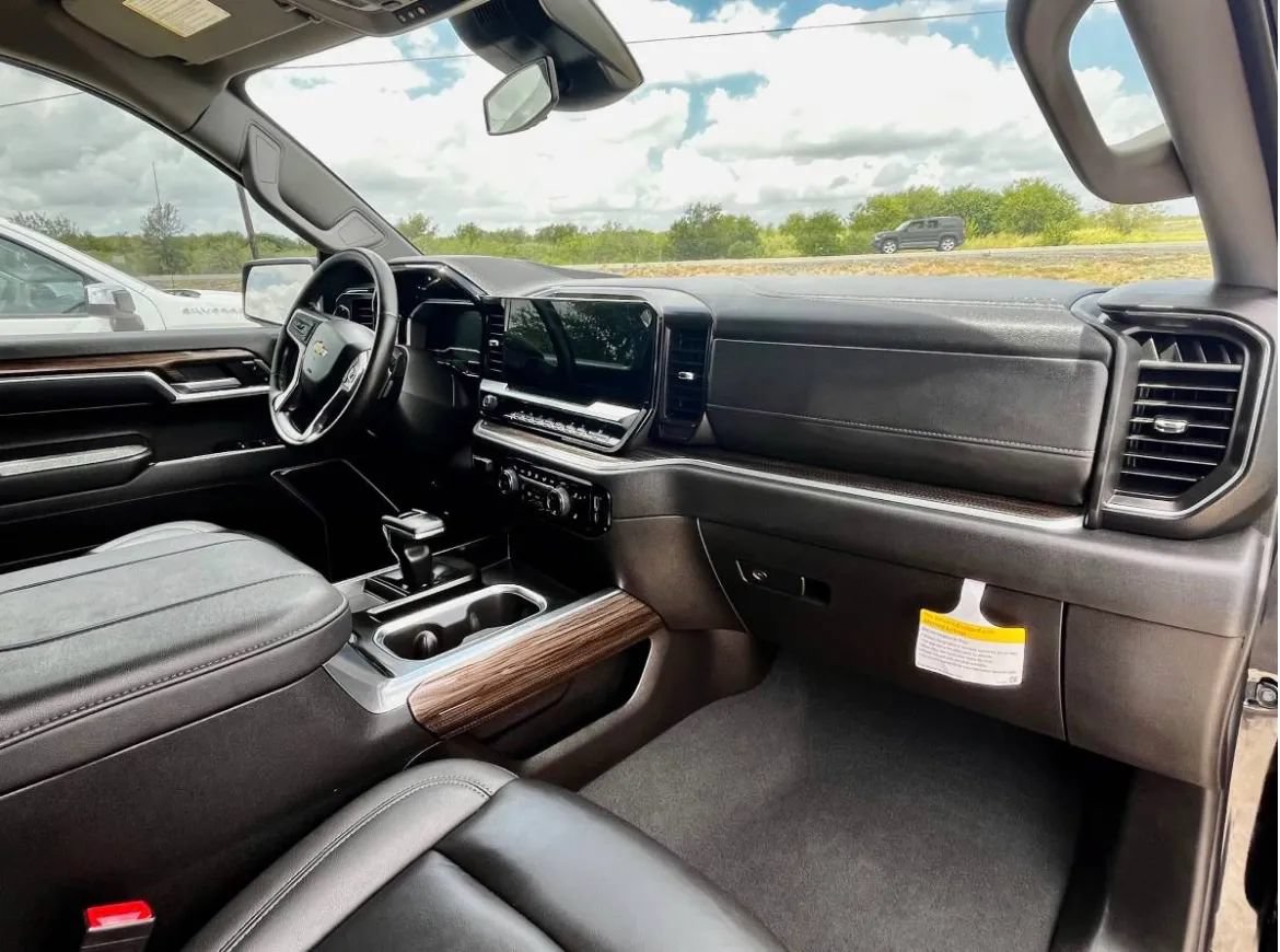 Used 2025 Chevrolet Silverado 1500 LT w/ Z71 Off-Road Package AWD/4WD image 12