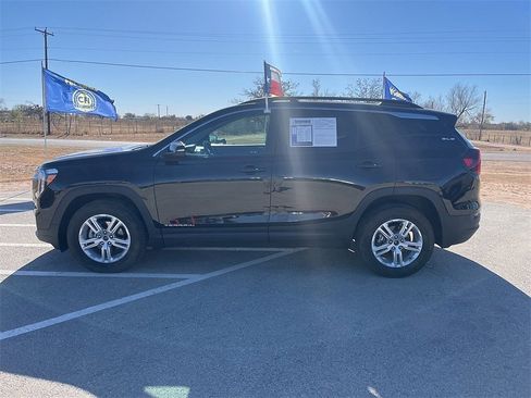 Used 2023 GMC Terrain SLE w/ Driver Convenience Package image 2