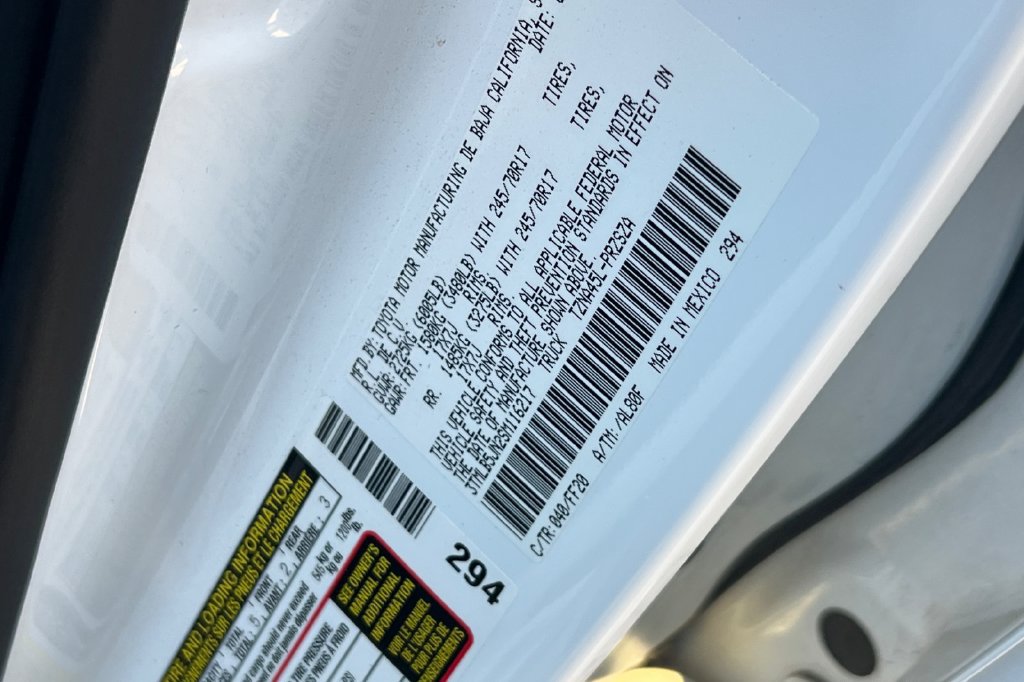Certified 2025 Toyota Tacoma SR5 AWD/4WD image 31