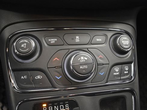 Used 2015 Chrysler 200 S w/ Navigation & Sound Group I image 41