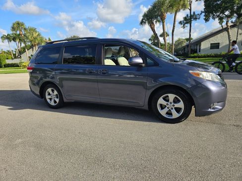 Used 2014 Toyota Sienna LE FWD image 4