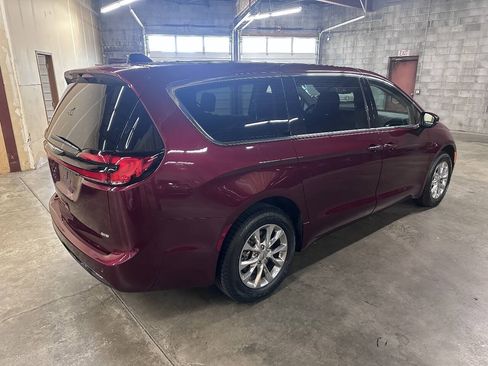 Used 2023 Chrysler Pacifica Touring-L AWD/4WD image 3