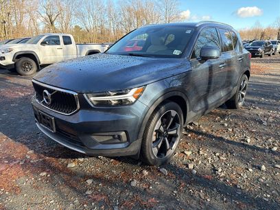 Used 2022 Volvo XC40 T5 Momentum w/ Premium Package