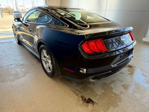 Used 2018 Ford Mustang Coupe image 3