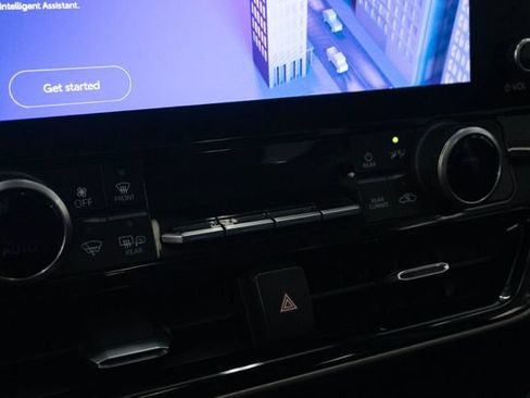 Used 2023 Toyota Highlander XLE FWD image 16