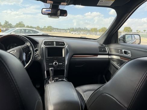 Used 2019 Ford Explorer Platinum image 12