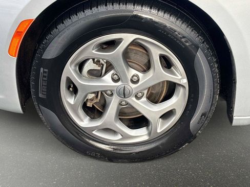 Used 2024 Chrysler Pacifica Limited image 9