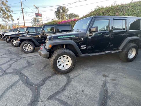 Used 2018 Jeep Wrangler Unlimited Sport S AWD/4WD image 3