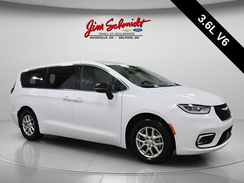 Used 2026 Chrysler Pacifica Select FWD image 2