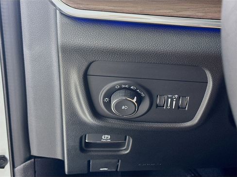 Used 2025 Jeep Grand Cherokee Summit w/ Luxury Tech Group V image 11