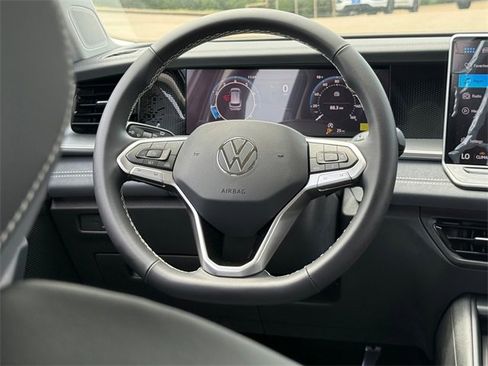 New 2025 Volkswagen Tiguan SE image 17